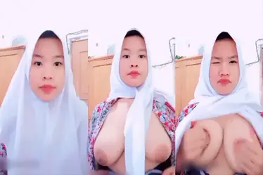 Bokep Jilbab Siswi Jilbab Batik Pulang Sekolah poster