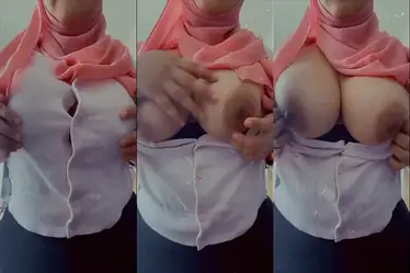 Lustyberryy Jilbab Pink Toket Super Besar, Satu Malam dari Tidak Dikenal ke Viral poster